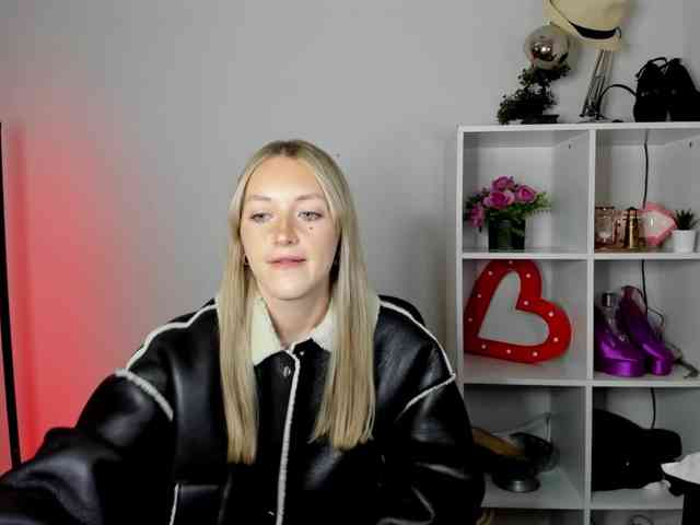 EvelynBlond26 webcam