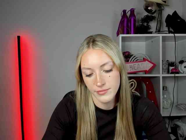 EvelynBlond26 webcam