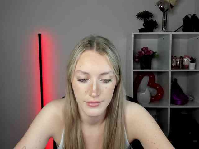 EvelynBlond26 webcam