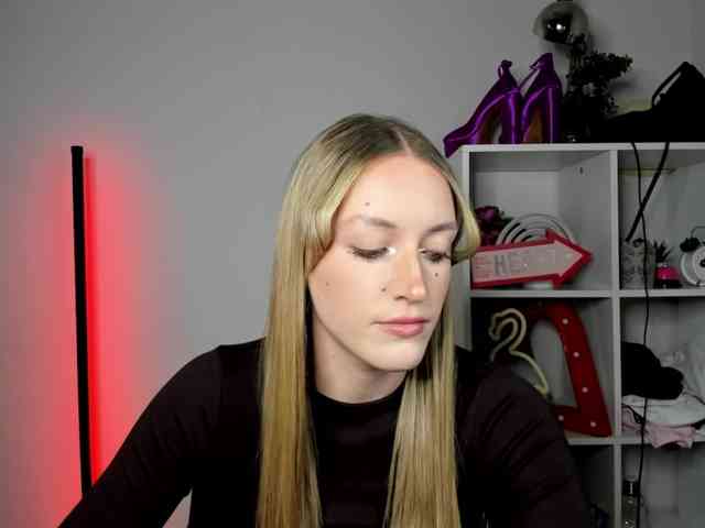 Model: EvelynBlond26