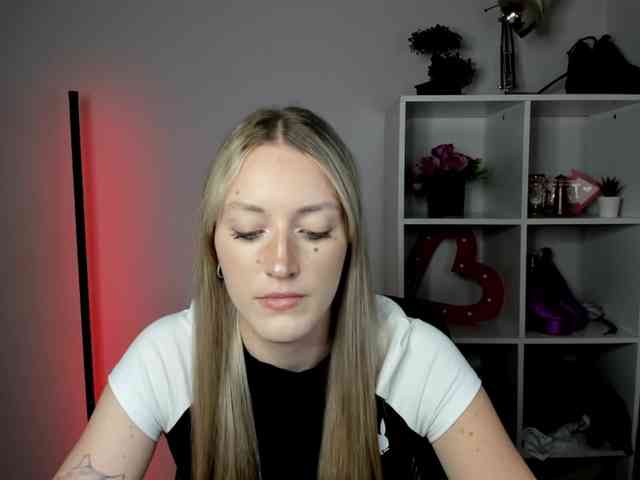 EvelynBlond26 webcam