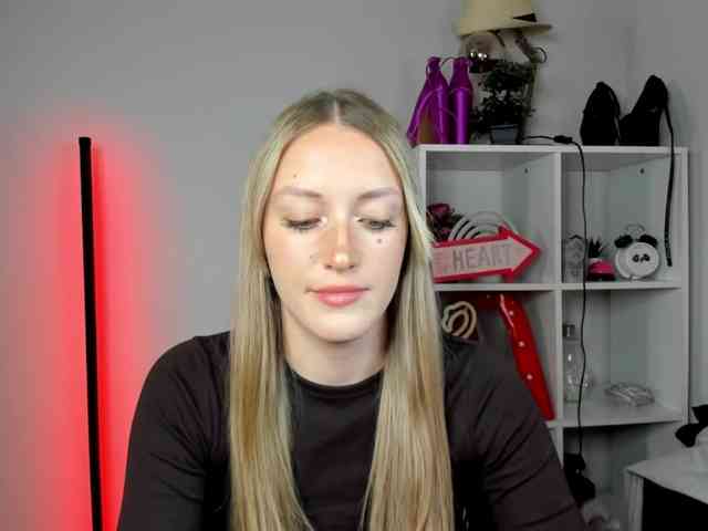 EvelynBlond26 webcam