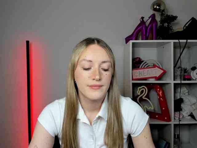 EvelynBlond26 webcam