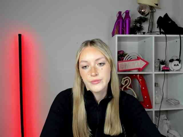 EvelynBlond26 webcam