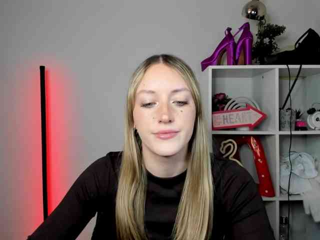 EvelynBlond26 webcam