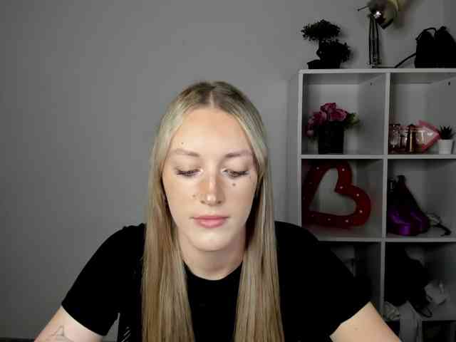 EvelynBlond26 webcam