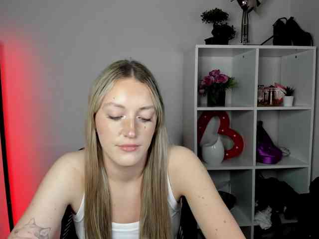 EvelynBlond26 webcam