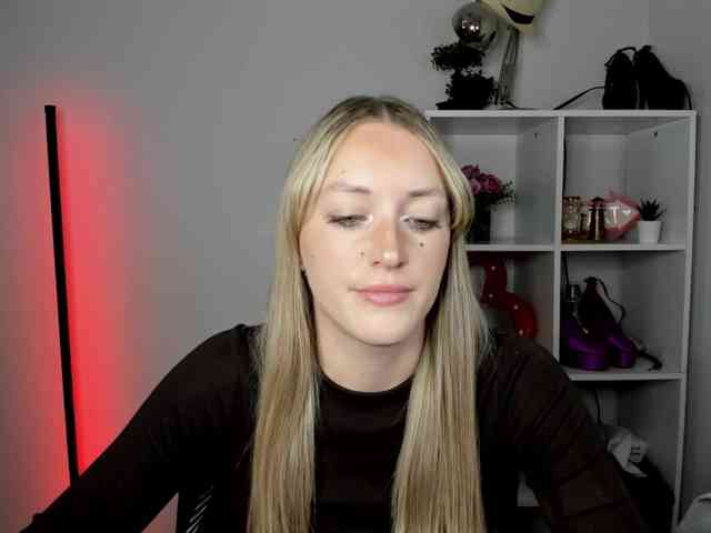 EvelynBlond26 webcam