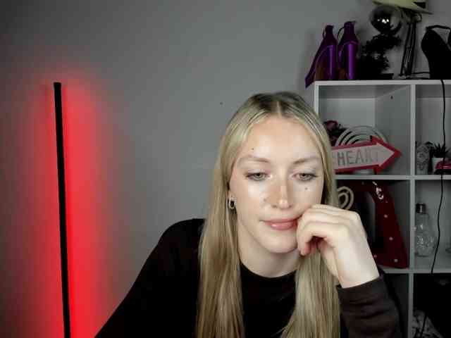 EvelynBlond26 webcam