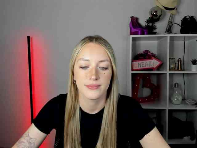 EvelynBlond26 webcam