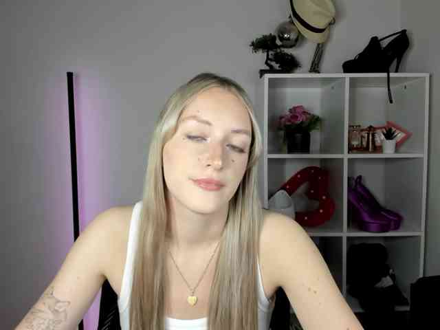 EvelynBlond26 webcam