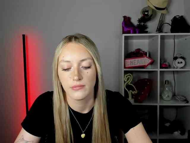 evelynblond26's live room