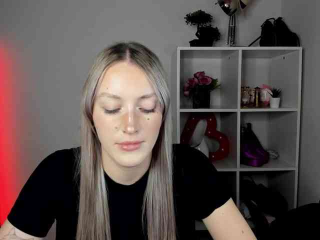 EvelynBlond26 webcam