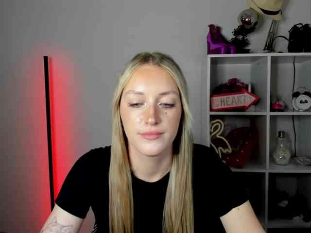 EvelynBlond26 webcam