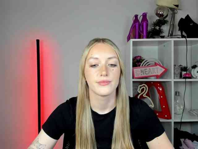 EvelynBlond26 webcam