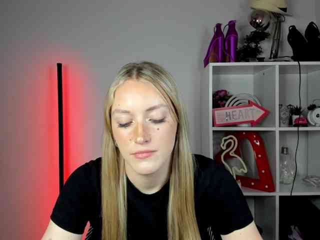 EvelynBlond26 webcam