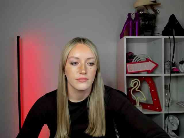 EvelynBlond26 webcam