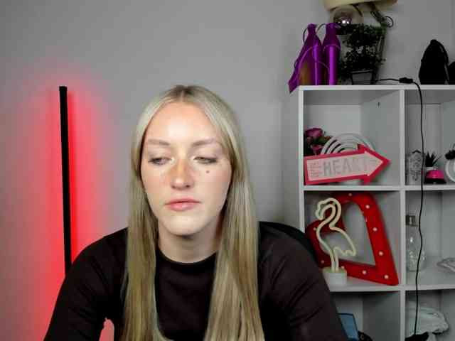 EvelynBlond26 webcam