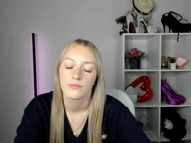 EvelynBlond26 webcam