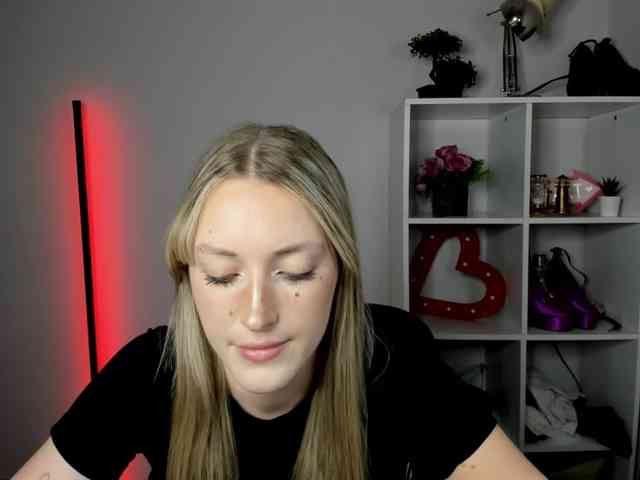 EvelynBlond26 webcam