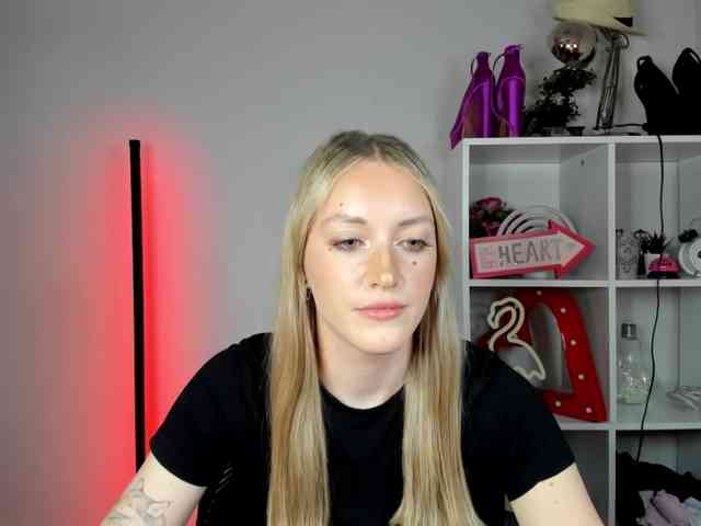 EvelynBlond26 webcam