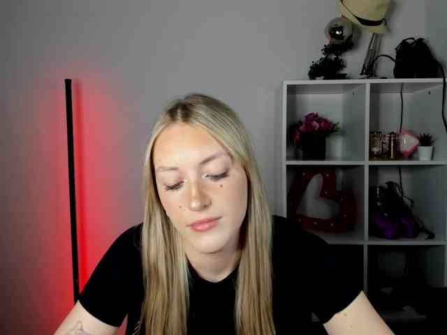 EvelynBlond26 webcam