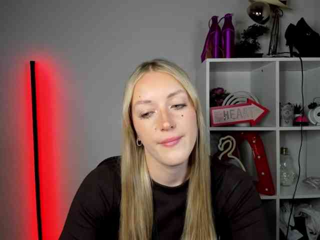 EvelynBlond26 webcam