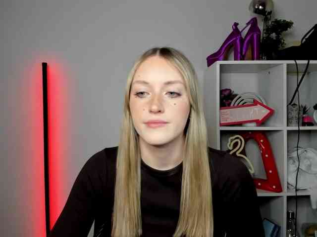 EvelynBlond26 webcam