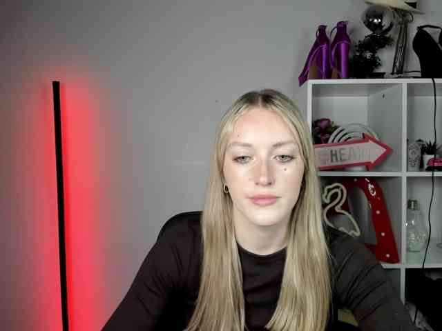 EvelynBlond26 webcam