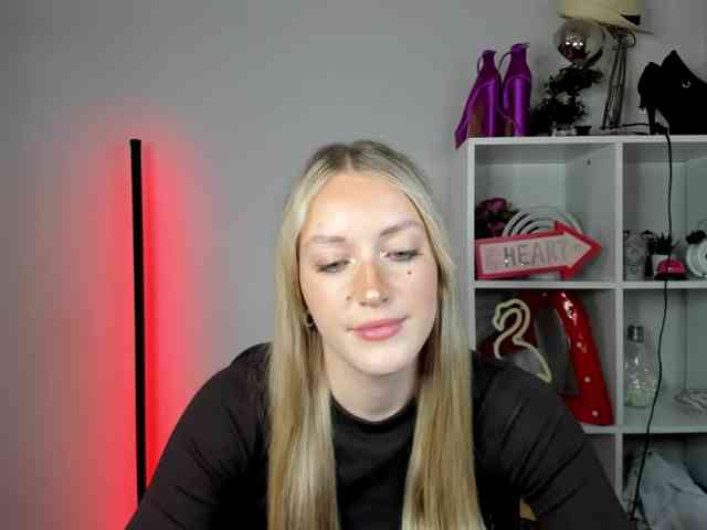 EvelynBlond26 webcam
