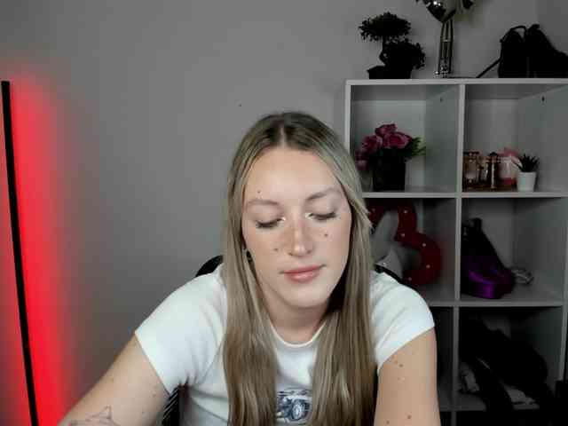 EvelynBlond26 webcam
