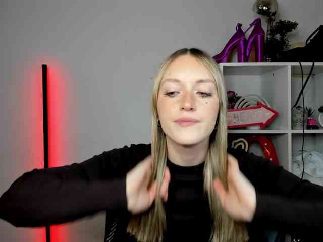 EvelynBlond26 webcam