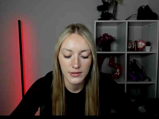 EvelynBlond26 webcam