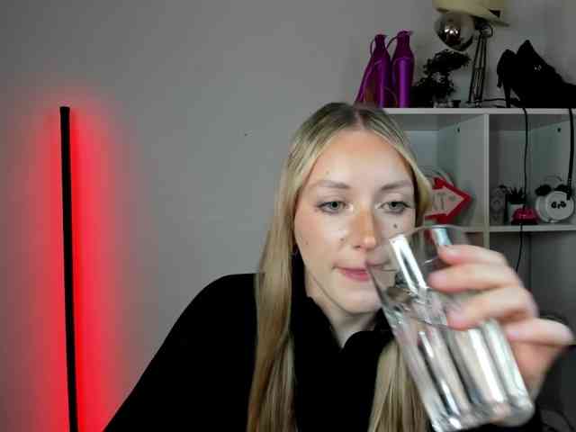 EvelynBlond26 webcam