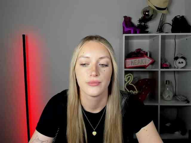EvelynBlond26 webcam