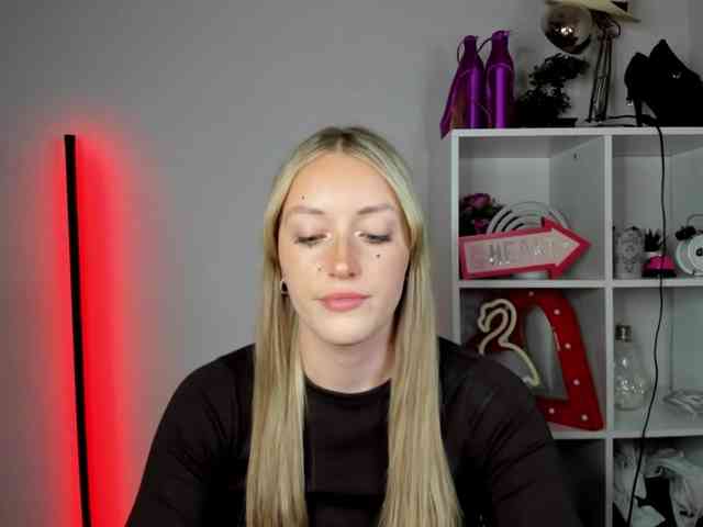 EvelynBlond26 webcam