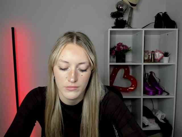 EvelynBlond26 webcam