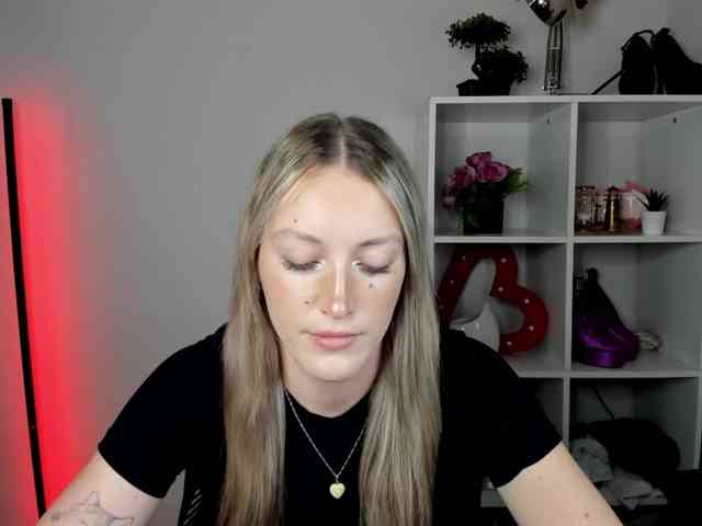 EvelynBlond26 webcam