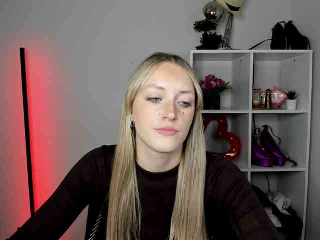 EvelynBlond26 webcam