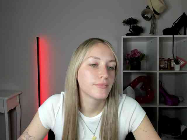 EvelynBlond26 webcam