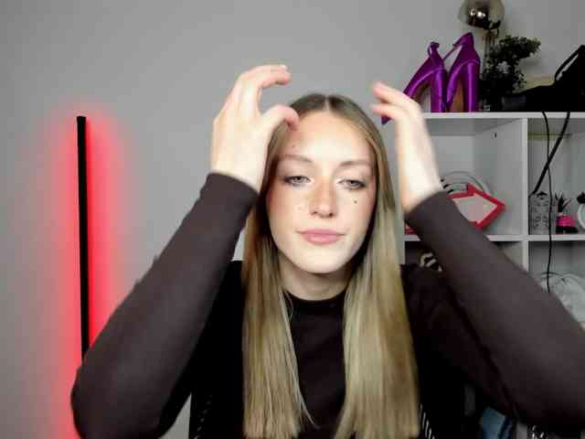 EvelynBlond26 webcam