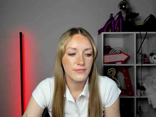 EvelynBlond26 webcam