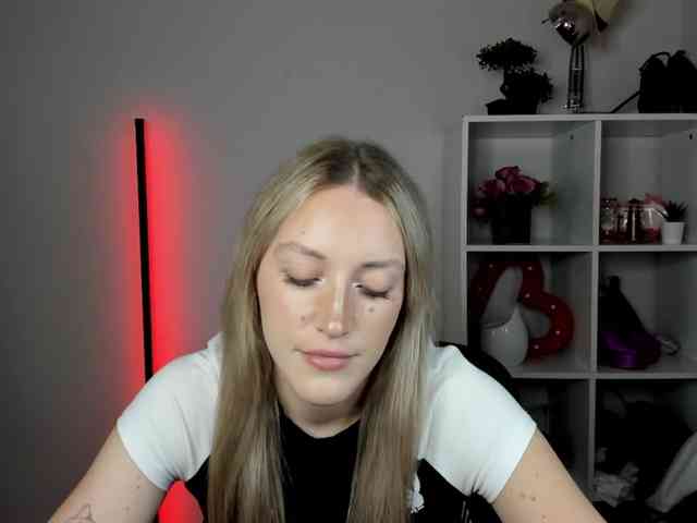 EvelynBlond26 webcam