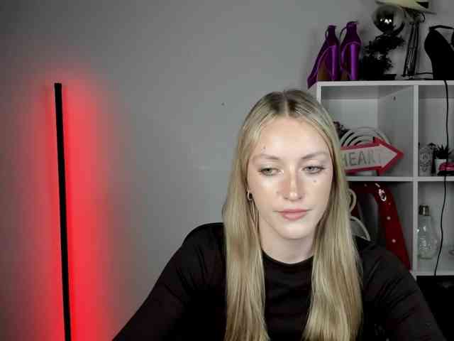 EvelynBlond26 webcam