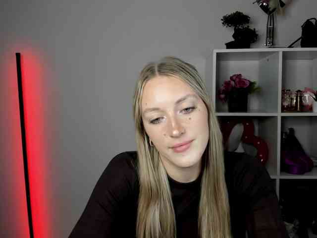 EvelynBlond26 webcam