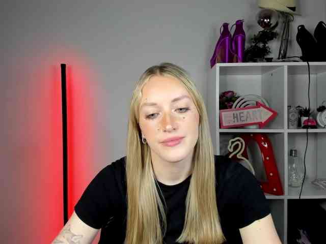 EvelynBlond26 webcam