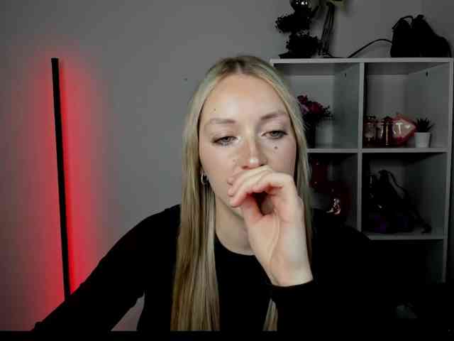 EvelynBlond26 webcam