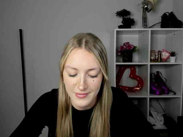 EvelynBlond26 webcam