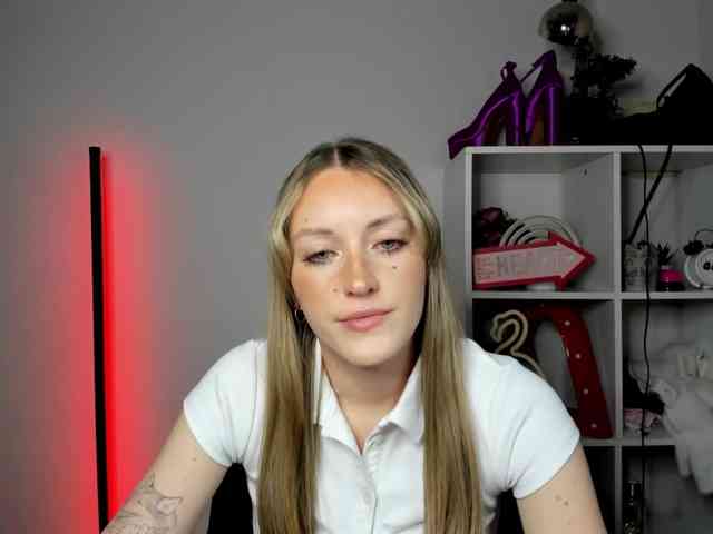 EvelynBlond26 webcam