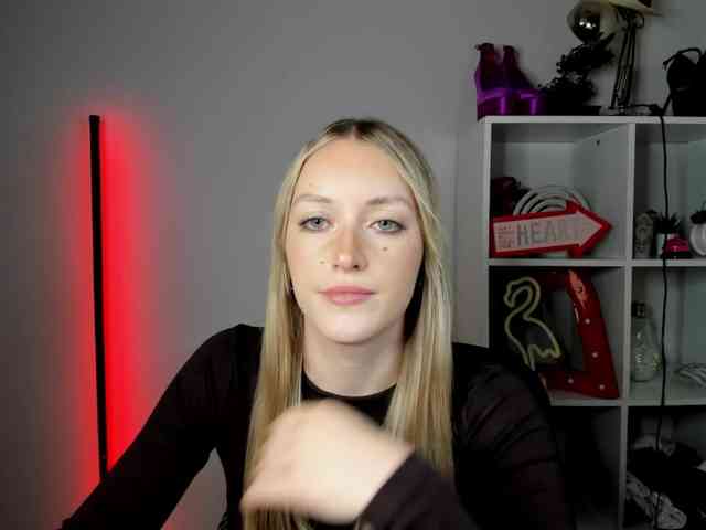 EvelynBlond26 webcam